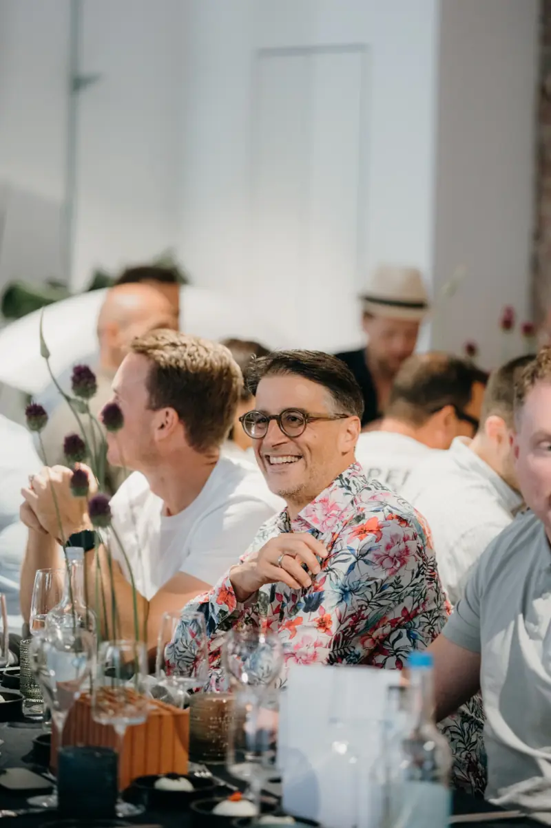 Gäste lachen am Tisch